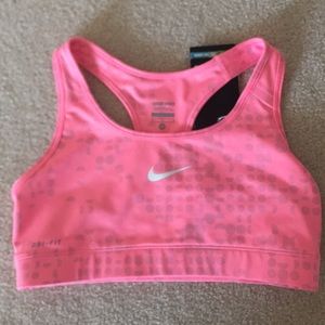 Brand new Nike sport bra in size M.